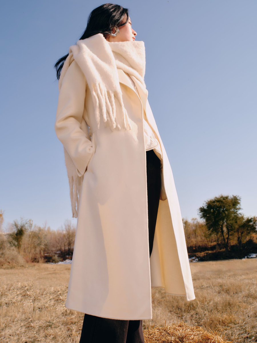 juzui_official's tweet photo. 𝐉𝐔𝐙𝐔𝐈 2024 Winter Collection
In an ethereal place, start a free winter journey.
Absorb the softness of baby cashmere, create pure warmth with ingenuity.
#JUZUI #fashion #winterfashion https://t.co/m9Q9PrTqHn