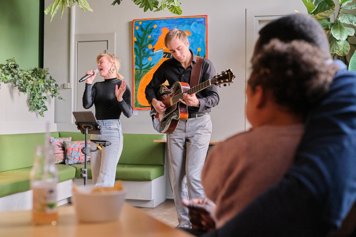 Zondag was er weer een editie van De Utrechter  Live, met jazzduo Wouter en Sophie van ‘Noir Notes’. Zij mixen prachtige oude jazz standards met nieuwe jazz- en popcovers. Ik mocht van dit concert genieten tijdens het maken van sfeerbeeld. ❤️ #Utrecht
coenkoppen.nl/de-utrechter-l…