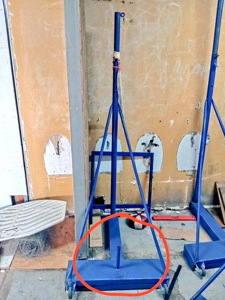 😡Brutal: niño de 10 años fue empujando a propósito por 2 estudiantes de 16 años de nacionalidad venezolana cayendo sentado arriba de un fierro destrozado su recto y órganos internos esto paso en un colegio de Stg centro <a href="/Muni_Stgo/">Santiago</a> <a href="/Mineduc/">Ministerio de Educación</a> están en silencio desde el 14 octubre