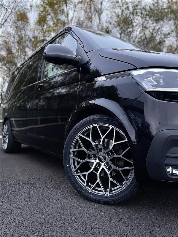 This Transporter comes complete with the gorgeous 20” Leighton Alloy Wheels to complement its Deep Black Pearl Metallic paintwork 🛞🖤 

 To find out more about this van visit: ecs.page.link/68fJ2 or get in touch with our friendly sales team ☎️ 

#swansway #transporter
