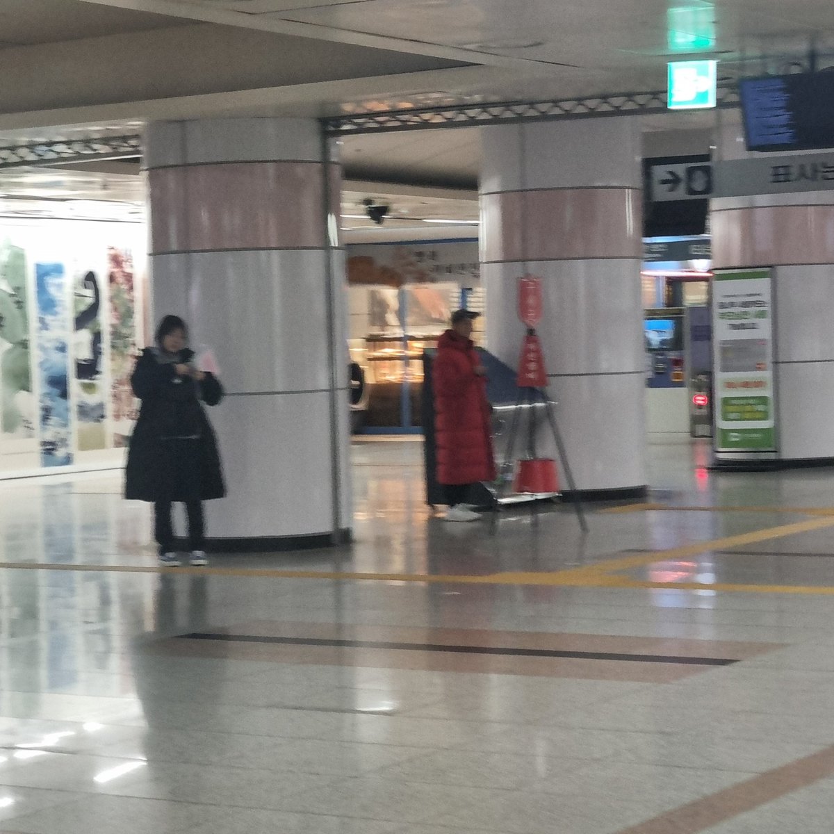 요즘 구세군에 기부하시는 분이 계신가요?
저는 현금도 안들고 다녀서 다른 분들은 어떠실지 궁금하네요