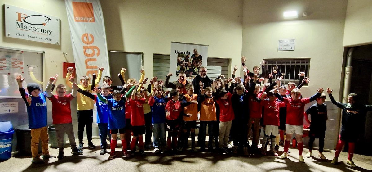 OrangeBFC's tweet photo. .@Orange_France renouvelle son partenariat avec le #FCMacornay ⚽️dans le cadre du programme #OrangeFootballAmateur
Le club a reçu hier soir une nouvelle dotation d’équipements et s’engage à animer, tout au long de l’année, des ateliers sur les bonnes pratiques du #numérique.
Le FC Macornay dans le #Jura est parrainé par des salariés d’Orange impliqué dans ce club : Virginie Quebur et Ludovic Clade
@Mikelsarriquet