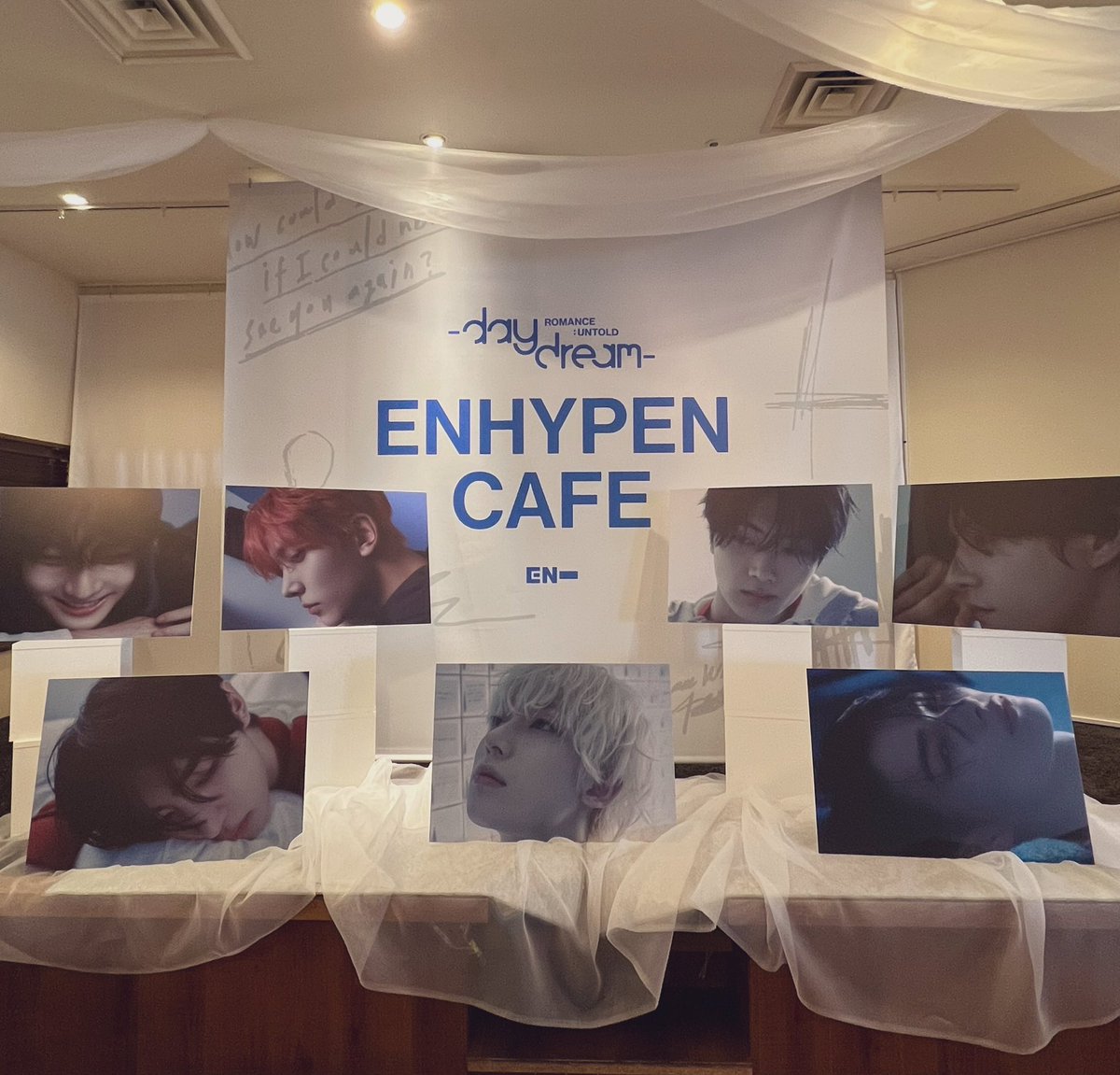 ENMIHO1115's tweet photo. ENHYPEN CAFE行ってきたー！
料理も飲み物おいしくてエンドレスでエナイプンかかるENGENEだけの空間最高
このビジュ最高に好き
(けどアクスタランダムはやめてくれ)

その後コリアンタウン移動して自販機発見してかわいいカフェで締めた最高の1日でした

いつもありがとう@koha1363763 

#ENHYPEN_CAFE https://t.co/tkQmxye1sY