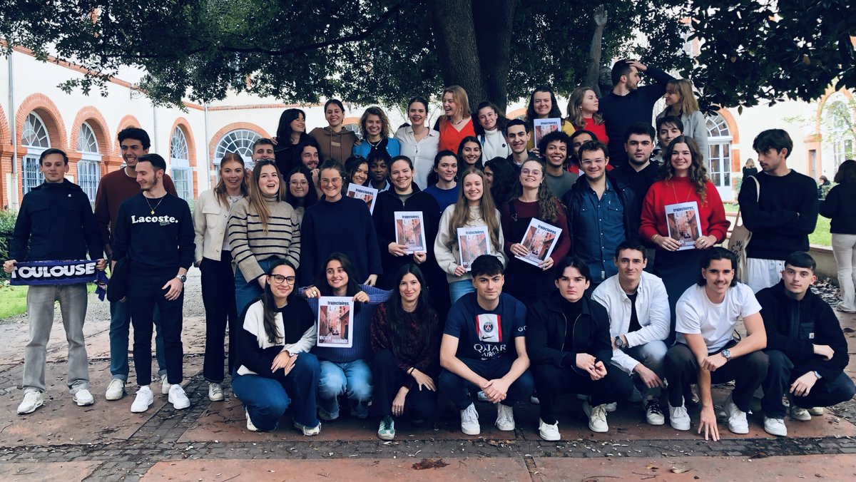 Sortie du premier numéro de Trajectoire pour la promo 2027 !!
Au sommaire :  la crainte des Toulousains face aux immeubles menaçant de s'effondrer, la colère des VTC, la fin des locations Airbnb ?
Bravo aux rédactrices en chef : Guisane Stafford et Elsa Sename !