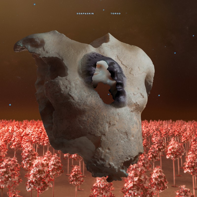 On savait que Soap&amp;Skin maitrisait l’exercice de la reprise. En dépit de morceaux poignants, on aurait préféré du nouveau matériel de sa part. Mais on ne boude pas son plaisir non plus. mescritiques.be/spip.php?artic…