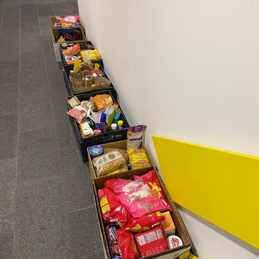 In het gemeentehuis staan kratten van de Voedselbank. Hier kun je houdbaar eten en drinken doneren. Voor inwoners die het minder breed hebben. 🤝

Je kunt doneren in het gemeentehuis doneren tot en met vrijdag 20 december. Dank je wel!