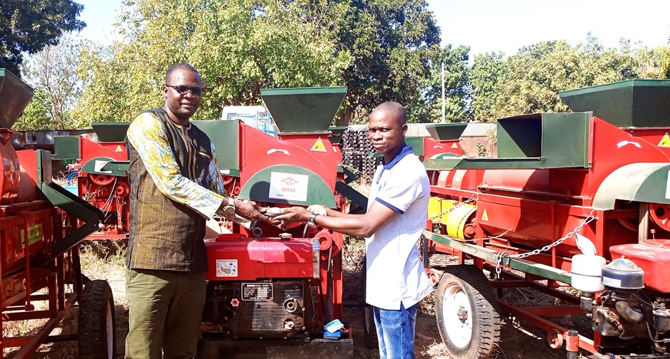 UNPSB4's tweet photo. Mécanisation agricole : L'UNPSB dote ses membres de 26 batteuses et d'égreneuses
L’UNPSB a procédé à la remise d’équipements post récoltes à ses membres, le mardi 03 décembre 2024 à Ouagadougou. Ces équipements d'une valeur de 75 211 000 francs CFA. #UNPSB #Lwili https://t.co/hBzVwIuiC4