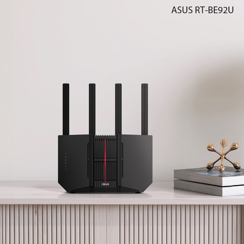 ASUSJapan's tweet photo. 卓上？ それとも壁掛け？
#ASUS RT-BE92Uの縦型デザインと付属のウォールマウントキットを使えばどちらとも対応ができます！

✅スマートホーム向け機能搭載 #WiFi７ ルーター
✅効率的な冷却のための最適な通気性

#ExtendableRouter  #スマートホームマスター #AiMesh