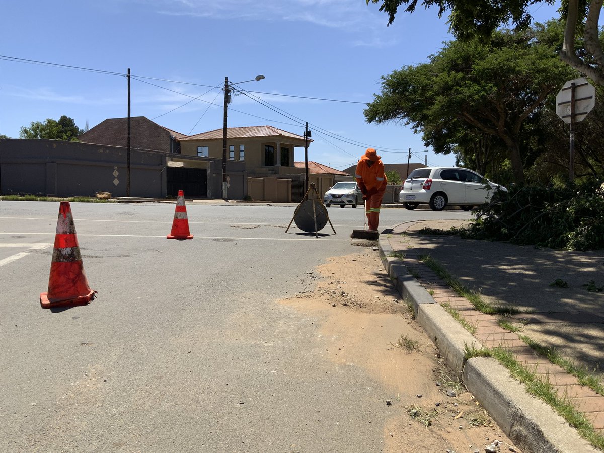 MyJRA's tweet photo. @JoburgParksZoo @CityofJoburgZA @CityPowerJhb @JHBWater @CleanerJoburg @EISDcoj @Coj_RegionD @CRUM_CoJ @JDA_joburg @Bertha23206554 @DadaMorero #JoburgServices #MegaBlitz [Operations Underway] Skoffeling and Level 1 cleaning on Vundla Drive and Lali Street, Region D. @Coj_RegionD @EISDcoj https://t.co/DiI9XtEbbO