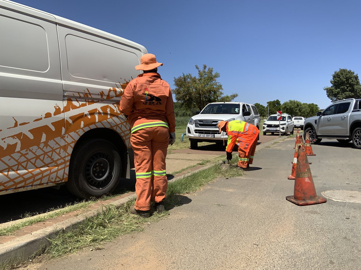 MyJRA's tweet photo. @JoburgParksZoo @CityofJoburgZA @CityPowerJhb @JHBWater @CleanerJoburg @EISDcoj @Coj_RegionD @CRUM_CoJ @JDA_joburg @Bertha23206554 @DadaMorero #JoburgServices #MegaBlitz [Operations Underway] Skoffeling and Level 1 cleaning on Vundla Drive and Lali Street, Region D. @Coj_RegionD @EISDcoj https://t.co/DiI9XtEbbO