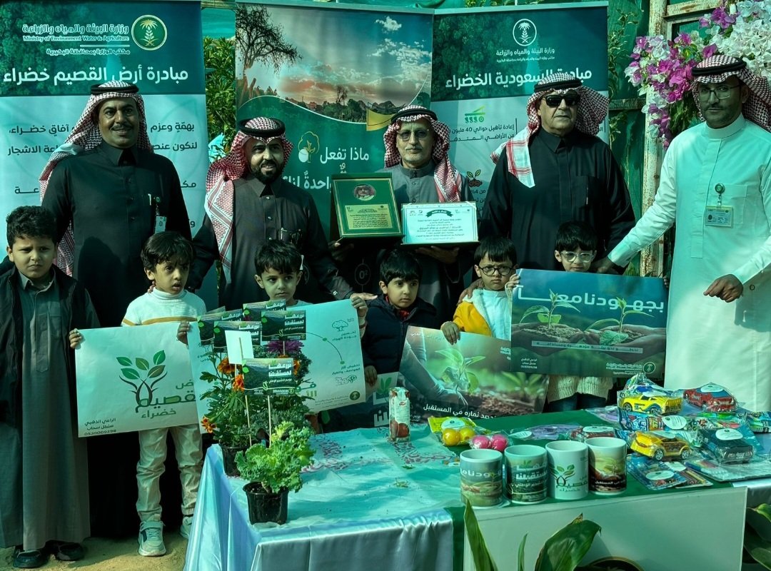 AlmarzoukFamily's tweet photo. تم صباح اليوم الاربعاء
تكريم ابن العم/ابراهيم صالح المرزوق
صاحب مشتل سحاب
الأجمل والأحداث بمحافظة البكيرية
بمناسبة اقامة عمل مبادرة القصيم خضراء
داخل مشتل سحاب
بمشاركة طلاب روضة مزون التابعة لجمعية البر الخيرية بالهلالية
التكريم تم من سعادة المهندس/بدر لافي الحربي
مدير مكتب وزارة البيئة والمياه والزراعة بالبكيرية
والاستاذ/محمد الاصقة مدير البيئة
والاستاذة/هيا العجلان مديرة روضة مزون
وبحضور/
الكابتن طيار/عبدالله الزبن
والاعلامي المميز/ابراهيم الخزيم (سناب ديرتي)
والاستاذ/فهد الحربي
@mneefee
#مبادرة_القصيم_خضراء
#مشتل_سحاب_بالبكيرية