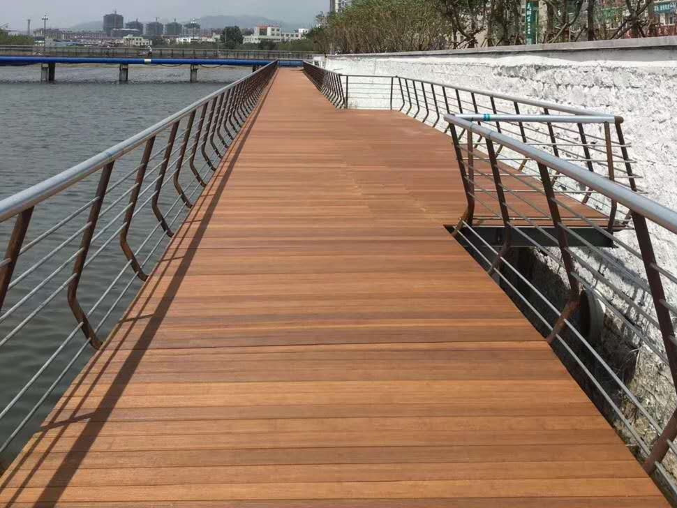 🌨️ dasso Decking at Yantai Jinquan River: Built to Endure Cold Weather 🌿

dasso bamboo is the perfect choice for outdoor spaces, built to endure freezing temperatures and harsh winter conditions.