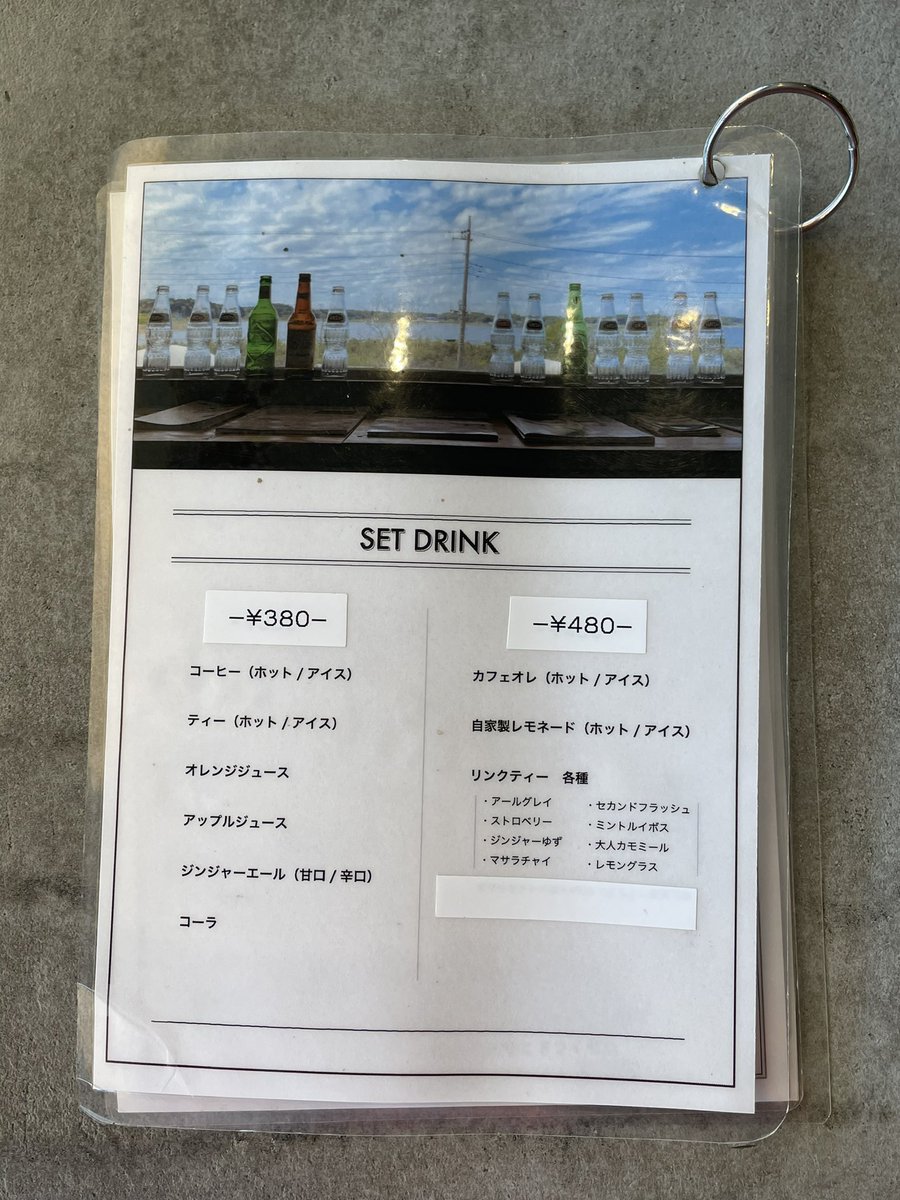 eijitakanaka's tweet photo. メニューその②
飲み物はlink teaさんのセカンドフラッシュ(夏摘み紅茶)をアイスティーでお願いしました🙇サツマイモのティラミスも私とても気になります🧐
#手賀沼ブルーベリーサマー2024 #linktea #セカンドフラッシュ #夏摘み紅茶 #numacafe #紅茶 #アイスティー #ネパール🇳🇵 #ヒマラヤ山脈 https://t.co/mv9drMrqSo