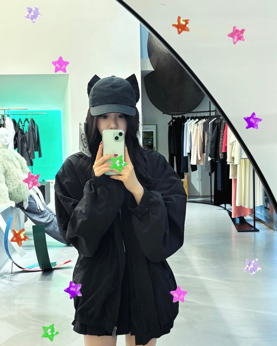 Ningninwg's tweet photo. { . . . kitty_ning has logged in 🐾 } 𝘴𝘯𝘪𝘱 𝘴𝘯𝘢𝘱 𝘴𝘩𝘰𝘰𝘵 📸 capturing a cute cat eared hat on my head! looking slick in all black to make the kitty hat stand out and steal the frame https://t.co/XI00y7tsm5