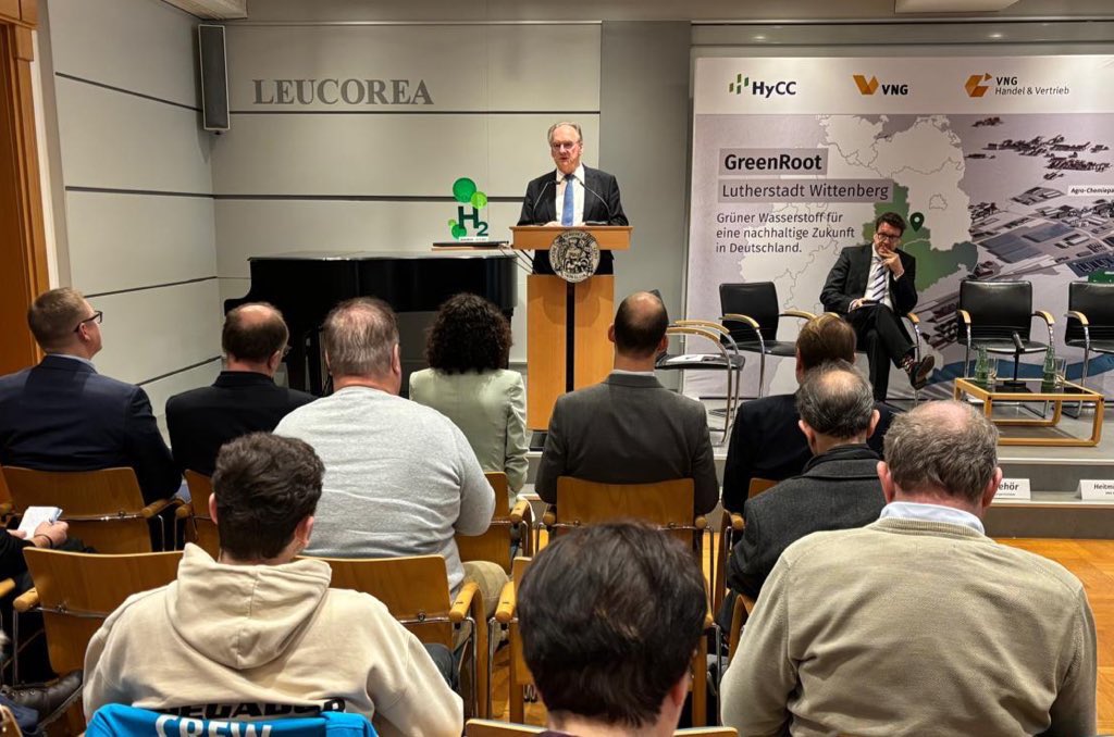 sachsenanhalt's tweet photo. Grüner Wasserstoff aus #SachsenAnhalt: Mit #GreenRoot der @VNGAG & der 🇳🇱HyCC entsteht ein Elektrolyseur mit 500 MW Leistung. "Das ist schon eine Hausnummer. Aber das ist auch eine Kenngröße auf die wir dringend warten", so MP @reinerhaseloff bei der Projektvorstellung. #H2 https://t.co/IaSk8svyts