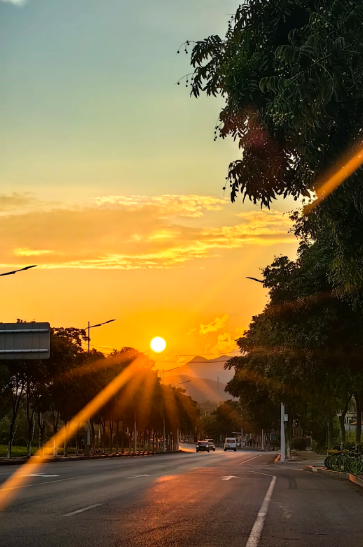 考えてみれば頑張って稼いだほうが、気分が悪くなったときには、ビール2本と鶏足1袋を買って道端で泣いたり、頑張って稼げば、美しい山中温泉でパックをして涙を止めたりすることができます。