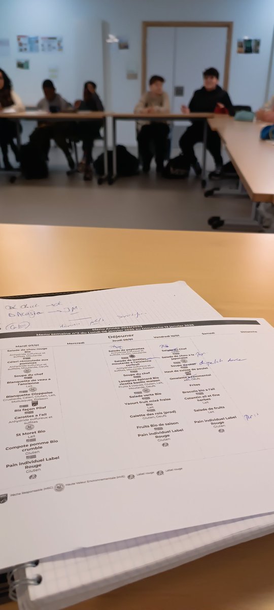 Ce matin, une vingtaine d'élèves, de parents et de personnels travaillent en commission menu sur la restauration. Retours des élèves, création d'un menu libre sur une journée,... Des échanges riches avec des usagers engagés. L'occasion de saluer le travail admirable des agents 👏