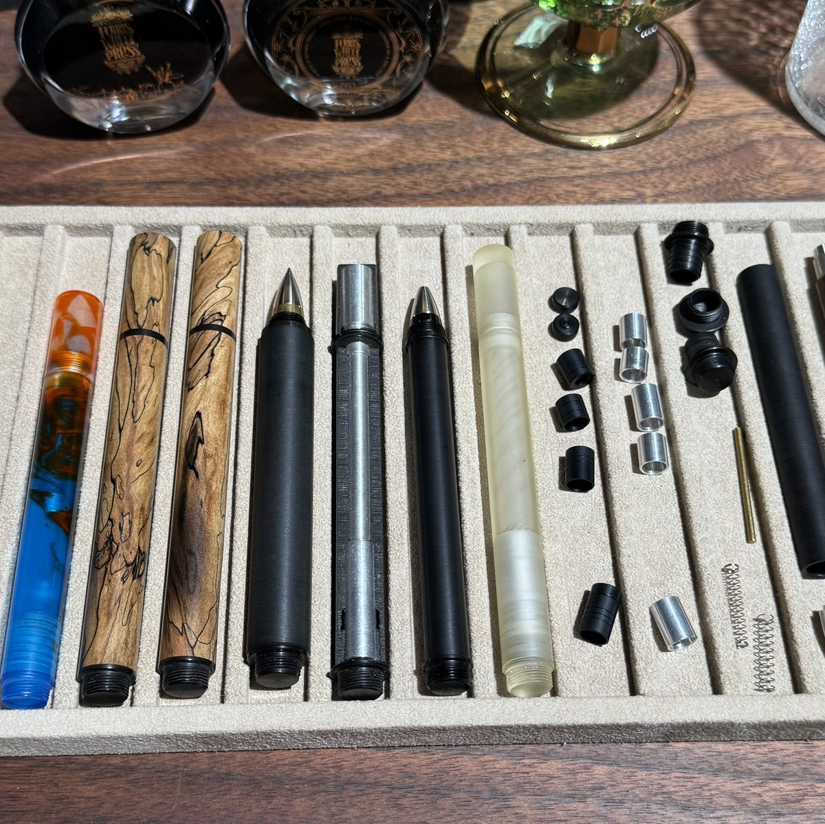 本日20時からYouTube生ラジオ📻を開催します。
今回のテーマはキャップ式ボールペン「妙(たえ)」の開発秘話について語ろうと思っています。
特許出願の話も少しできればとなぁと😊
よろしくお願いします。