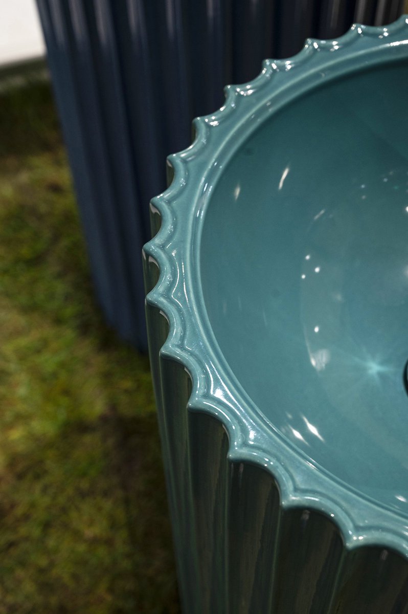 FlaminiaDesign's tweet photo. I dettagli fanno la differenza. La finitura Crystal, nei colori Topazio e Smeraldo, sul rilievo ceramico del nuovo MonoSettecento, crea un particolare effetto chiaro-scuro ▶️ https://t.co/HjGA7CpNo3
#CeramicaFlaminia #ceramicdesign #bathroomdesign #productdesign #ceramicsofitaly https://t.co/JJxnt3xoQT