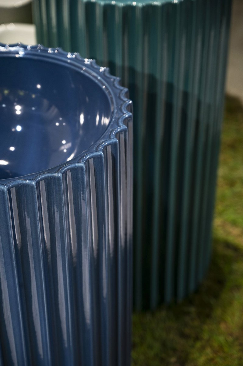 FlaminiaDesign's tweet photo. I dettagli fanno la differenza. La finitura Crystal, nei colori Topazio e Smeraldo, sul rilievo ceramico del nuovo MonoSettecento, crea un particolare effetto chiaro-scuro ▶️ https://t.co/HjGA7CpNo3
#CeramicaFlaminia #ceramicdesign #bathroomdesign #productdesign #ceramicsofitaly https://t.co/JJxnt3xoQT