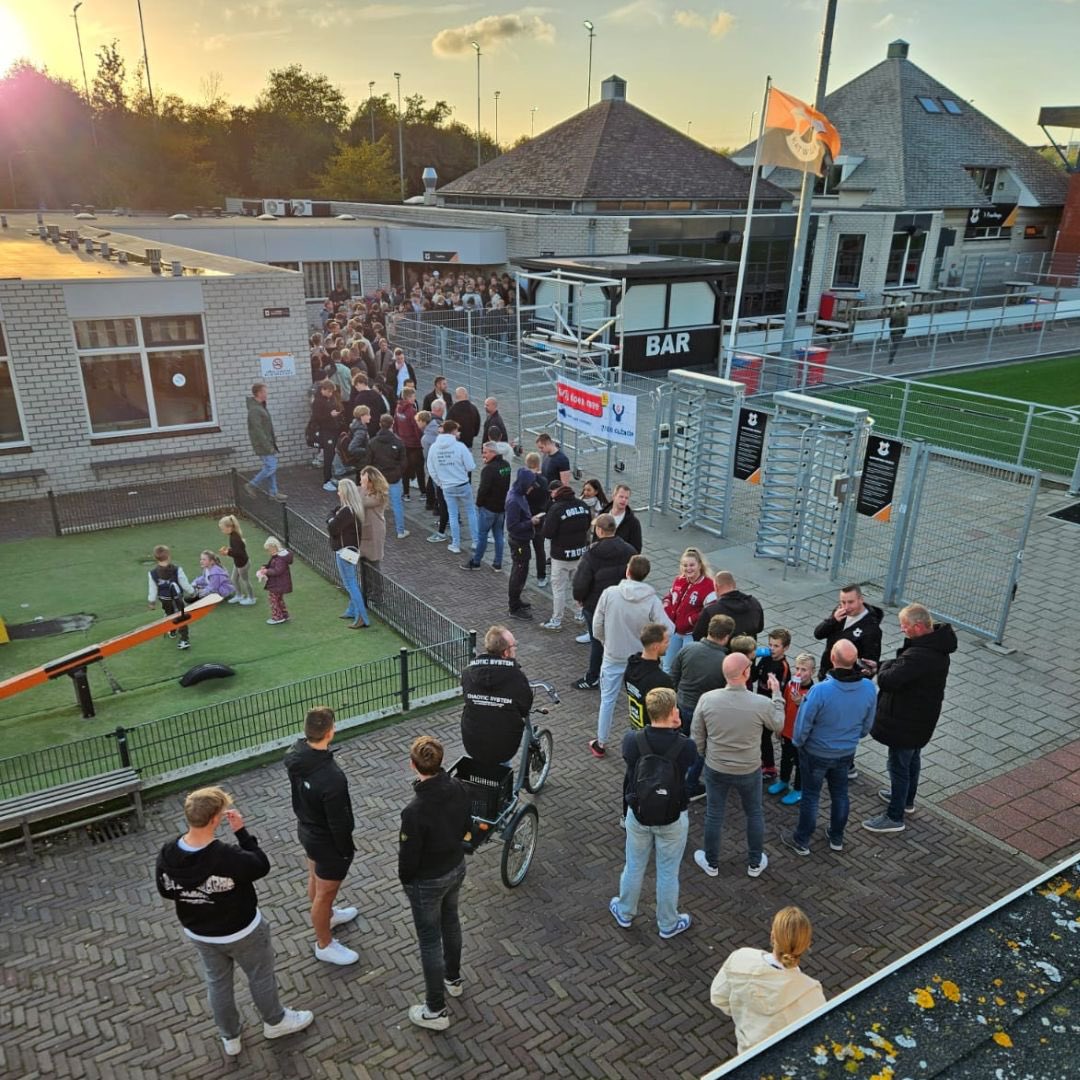 vvkatwijk's tweet image. Iedereen wil op 18 december natuurlijk bij de bekerkraker VV Katwijk - FC Twente zijn! Het beloofd een spektakel te worden.

Nog geen kaartje? Schaf deze dan snel aan voor het te laat is, want er zijn al ruim 2500 kaarten verkocht voor het thuisvak!

👉 tickets.vvkatwijk.nl