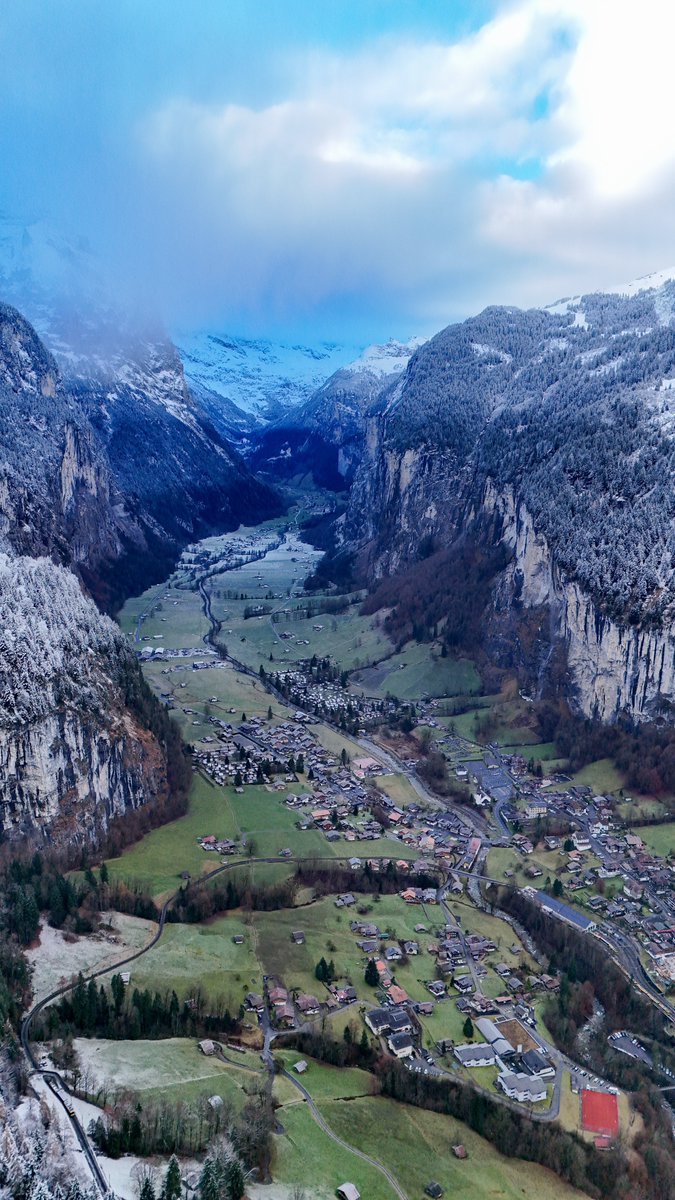 WengenSwiss's tweet photo. Good morning from Wengen. We got some snow over the night. Lauterbrunnen is still green. 
#wengen #Switzerland #jungfrauregion #lauterbrunnen #interlaken #swiss https://t.co/La8tIdAN9C