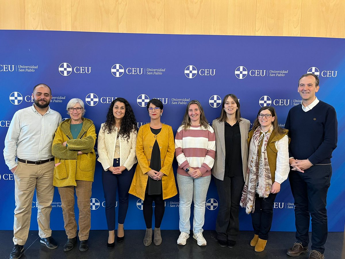 ProfJavierLopez's tweet photo. Enhorabuena Leyre Galarra por tu estupenda tesis sobre los #abuelos que ayudan a cuidar a sus nietos.  @GerontologiaCEU estamos orgullosos de tí y de todo tu trabajo! El grupo de buena vejez de @FamiliaCEU @FundacionCEU @USPCEU @USPCEUprensa está feliz https://t.co/JziMwlVM9b