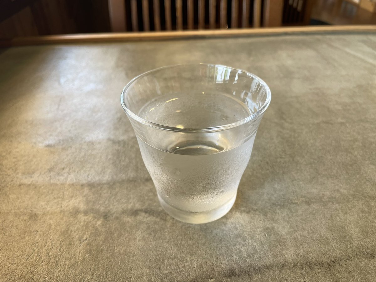 eijitakanaka's tweet photo. 早速お冷が到着🛬
いただきます😋
灼熱の猛暑日の命の一滴💧とても美味しいです😋キンキンに冷えたお水で生き返りました。
グラス涼やかです🫗
#numacafe #お冷 #お水 #水 #手賀沼フィッシングセンター #手賀沼ブルーベリーサマー2024 #グラス #千葉県 #柏市 #曙橋 #柏市最果てのカフェ https://t.co/27ps3aNXCf
