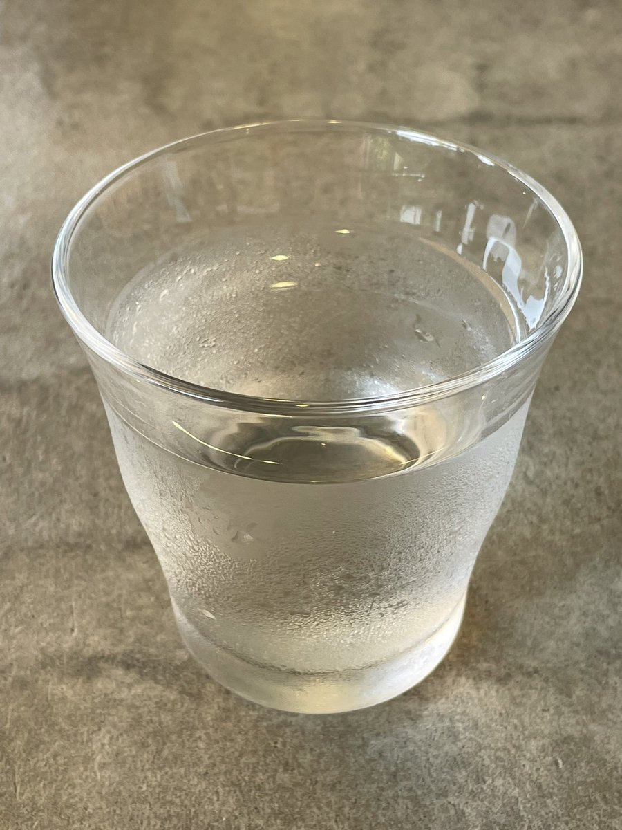 eijitakanaka's tweet photo. 早速お冷が到着🛬
いただきます😋
灼熱の猛暑日の命の一滴💧とても美味しいです😋キンキンに冷えたお水で生き返りました。
グラス涼やかです🫗
#numacafe #お冷 #お水 #水 #手賀沼フィッシングセンター #手賀沼ブルーベリーサマー2024 #グラス #千葉県 #柏市 #曙橋 #柏市最果てのカフェ https://t.co/27ps3aNXCf