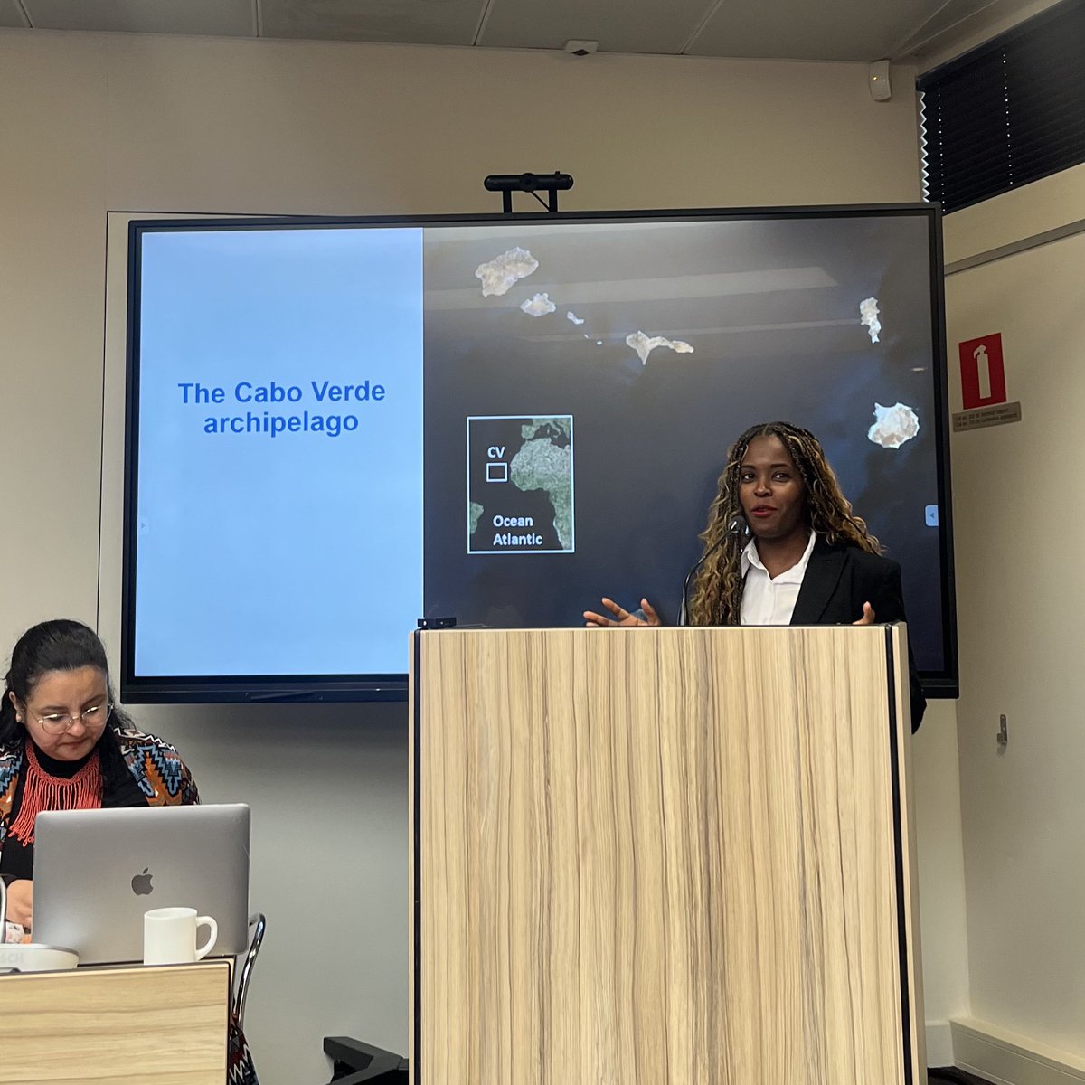 Day 2 of the People’s Assembly has started 📢✨

Biologist and founder of conservation organization LANTUNA, Ana Veiga, was the first to discuss how climate change is affecting Cabo Verde 🇨🇻 

#ClimateJusticeAtTheICJ