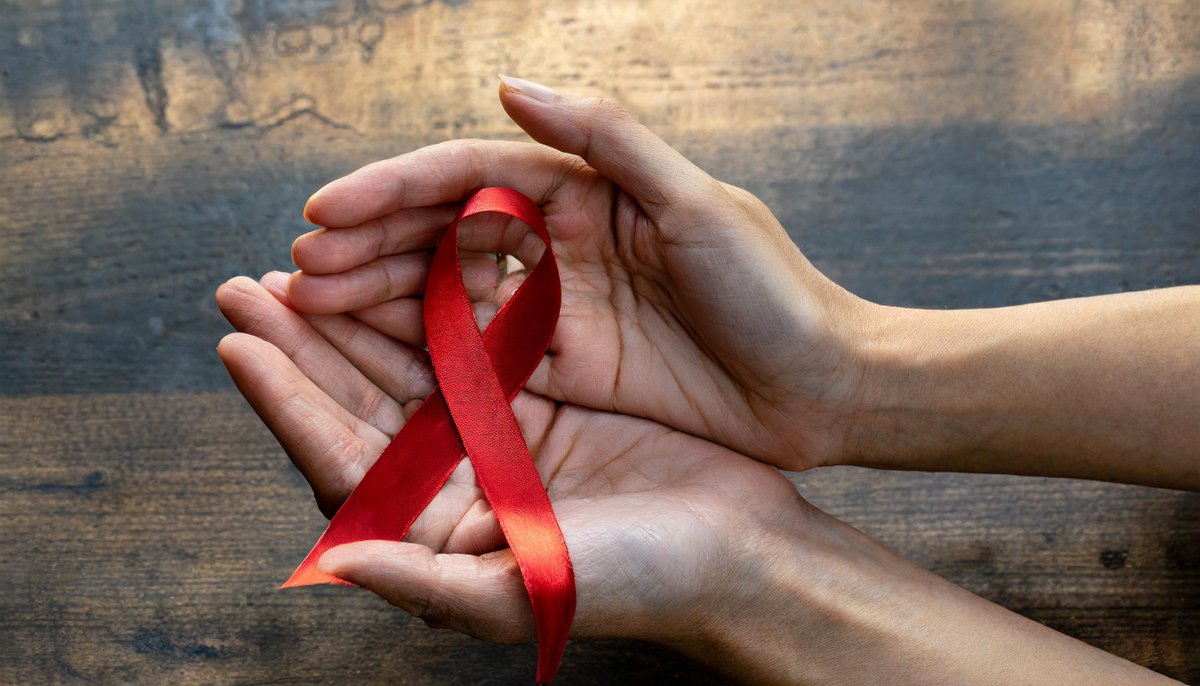 🩺#OnPrendSoinDeVous |  01/12, journée mondiale de lutte contre le #VIH. Au CHU de Poitiers, près de 650 patients #infectés sont suivis.
🗨️ « Il est essentiel de préciser qu’aujourd’hui on ne meurt plus du sida, indique le Pr Le Moal.
➡️ chu-poitiers.fr/vih-des-traite…