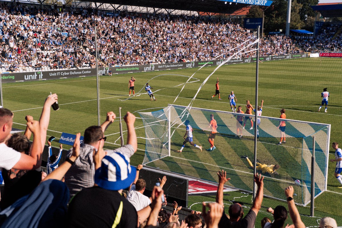 Odense_Boldklub's tweet photo. Selvom vi i denne sæson spiller i NordicBet Liga, så har opbakningen fortsat ufortrødent med et gennemsnit på 7.466 striber til hjemmekampe på Nature Energy Park 🙌🏟

Det er landets sjettehøjeste gennemsnit - inklusiv Superligaen 😲

#obdk #enafstriberne https://t.co/UqqPM1YQHC