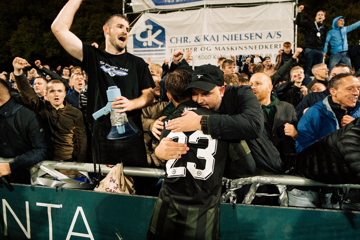 Odense_Boldklub's tweet photo. Selvom vi i denne sæson spiller i NordicBet Liga, så har opbakningen fortsat ufortrødent med et gennemsnit på 7.466 striber til hjemmekampe på Nature Energy Park 🙌🏟

Det er landets sjettehøjeste gennemsnit - inklusiv Superligaen 😲

#obdk #enafstriberne https://t.co/UqqPM1YQHC