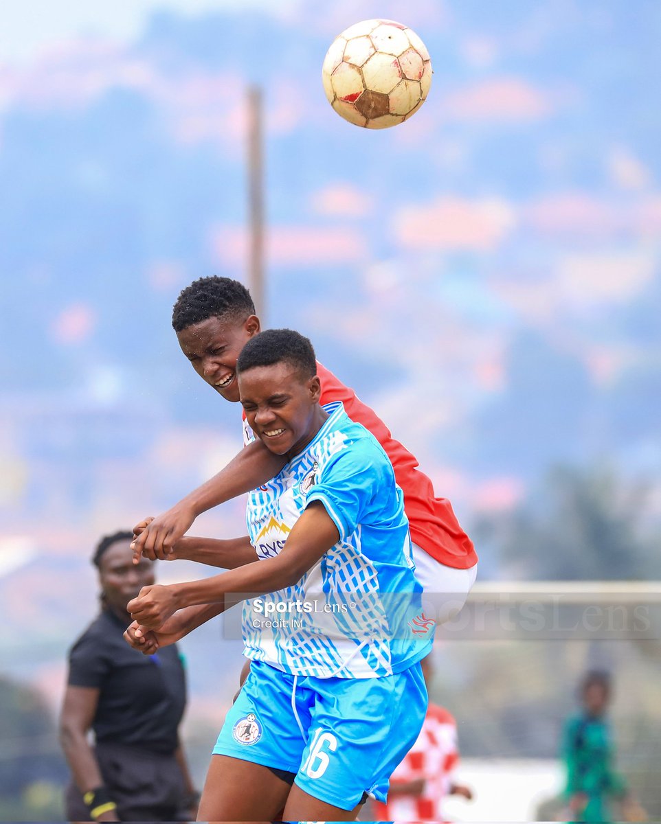 sportslens1's tweet image. From fierce rivals to united teammates! A reminder that football has the power to bring us together. 🤝⚽ #UnityInSport #Teamwork