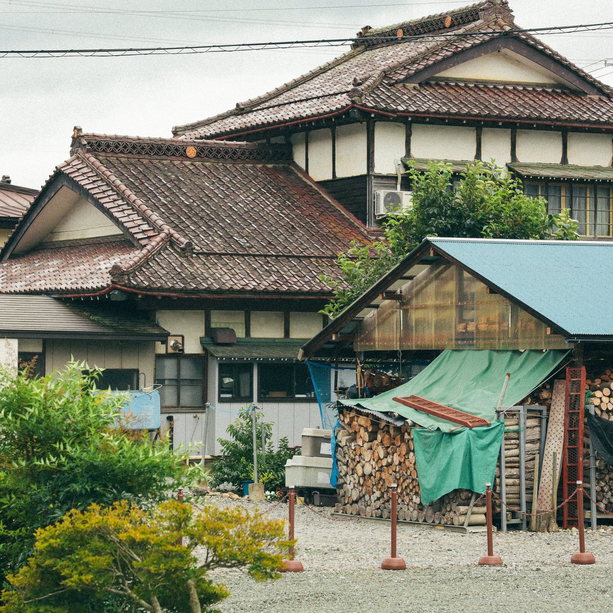 toratabix's tweet photo. 今日のひとり旅は、岩手県、巻堀。
巻堀は岩手の北側に位置、遠野（南側）に滞在していた私は迫る台風が到着する前に北に移動し周辺を散策した。ぽつりぽつりと水滴が落ちる中、足早に田んぼを歩く。お盆の時期という事もありいつもは閑散としているであろう集落も心なしか明るい感じがするのは何故だろう。各地で見られる墓参りの光景が好きだなぁ。

📍Makibori,Iwate prefecture,Japan

🗾Google Map : https://t.co/ULhJI3Wg76