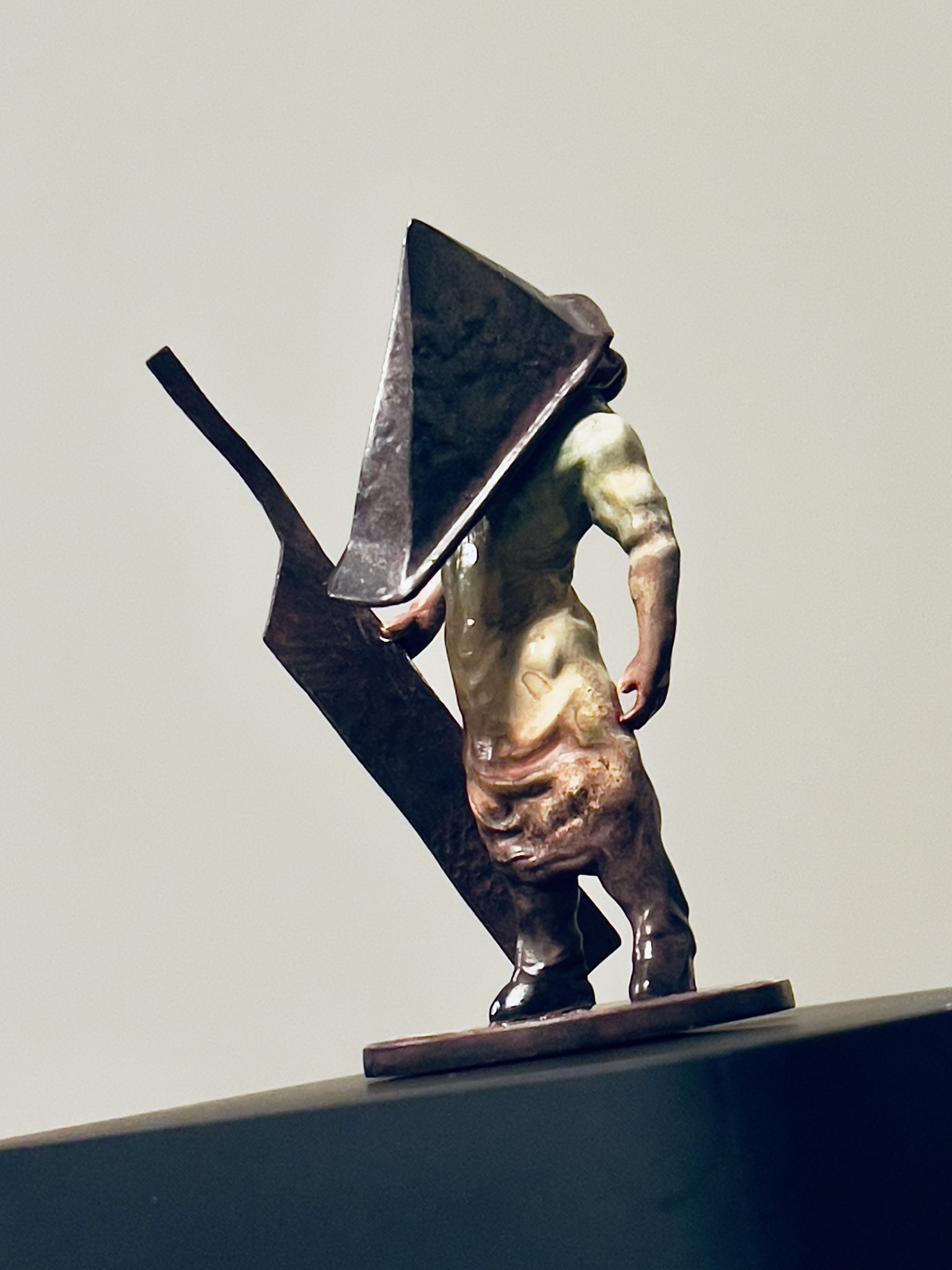 2 pic. My Silent Hill, Pyramid Head DIY Miniature #silenthill #silenthill2 #fanart https://t.co/5Ppk163src