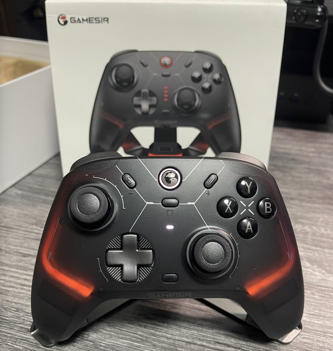 yuyugames01's tweet photo. GameSir様より提供いただいた「Cyclone 2 コントローラー」がカッコ良すぎる!!
充電スタンドも付いてきます!!
PC/Switch/iOS/Androidと幅広く使える!!
・Amazon
https://t.co/rz3h0i8Gcu
#GameSir
#Cyclone2
#PR https://t.co/CkwpMBSEZb