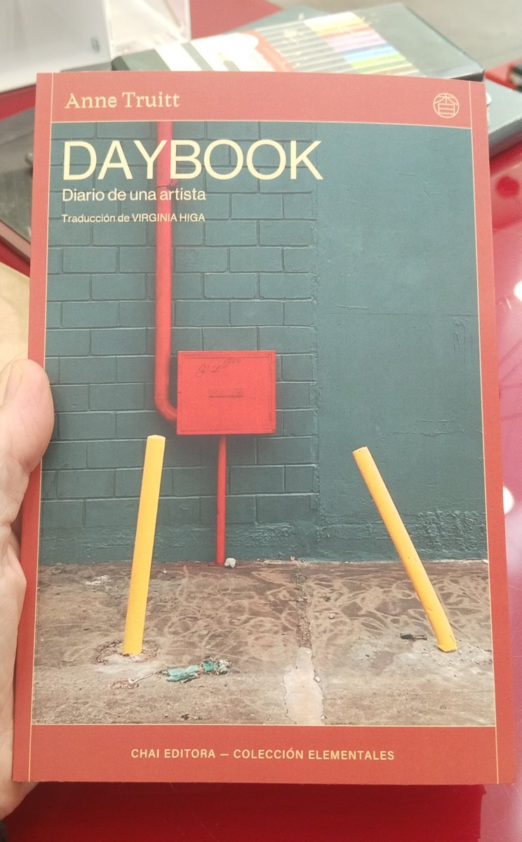 EsBaluardTienda's tweet image. "Los artistas no tienen más remedio que expresar sus vidas. Lo único que pueden elegir, y no siempre, es el proceso". «Anne Truitt. Daybook. Diario de una artista» @ChaiEditora @pilar_rub #minimalismo #colorfield #escultura