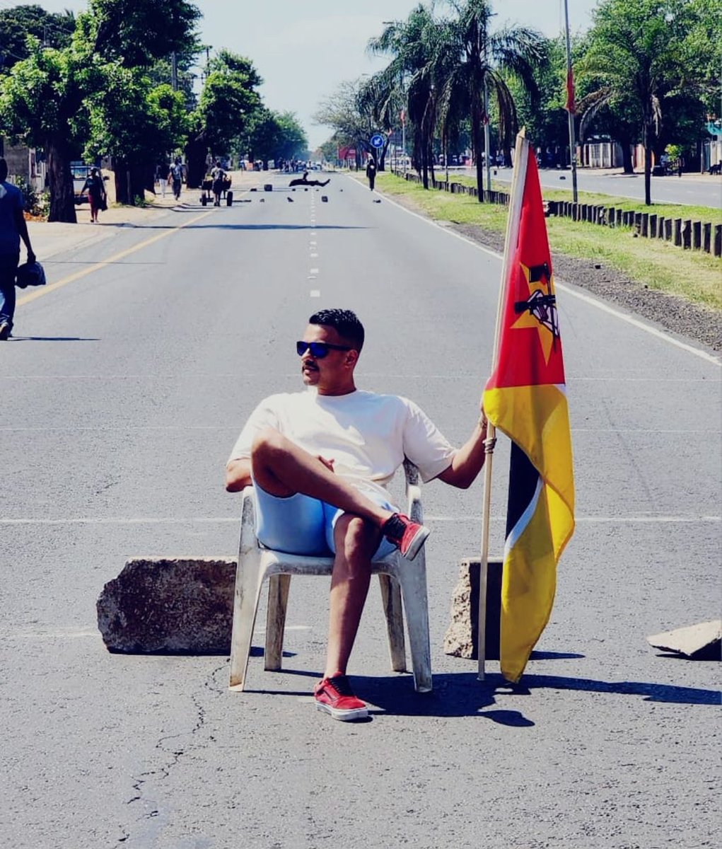 ‼️4x4! Protestos em Moçambique 

O jovem com a bandeira representa a determinação em defender os ideais de justiça, democracia e soberania nacional.
Mesmo em um cenário de adversidade e aparente isolamento, ele permanece firme, simbolizando a força de quem luta por seus direitos,
