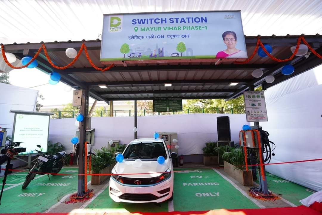 #EV पॉलिसी: एक और तोहफा💯

आज दिल्ली की मुख्यमंत्री <a href="/AtishiAAP/">Atishi</a> और पूर्व उपमुख्यमंत्री <a href="/msisodia/">Manish Sisodia</a> जी ने मयूर विहार - 1 मेट्रो पार्किंग में 25 Electric Vehicle Charging Stations जनता को समर्पित किए। 

 इस समय 2500 से भी ज़्यादा Electric Vehicle Charging Points है ।