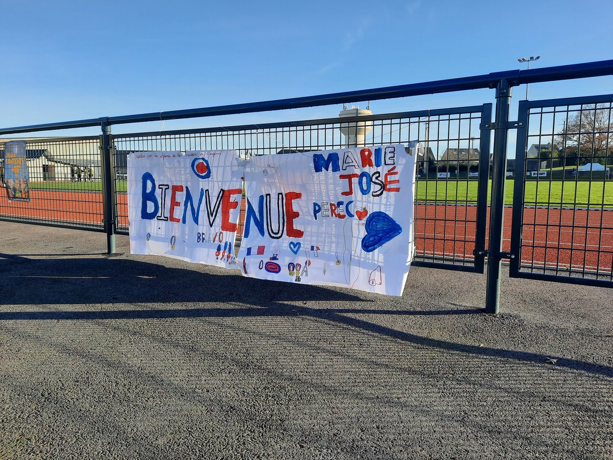 📸 Marie-José Pérec inaugure la nouvelle piste en tartan de Cossé-le-Vivien en #Mayenne ce matin. 
#Athletisme #Campagne