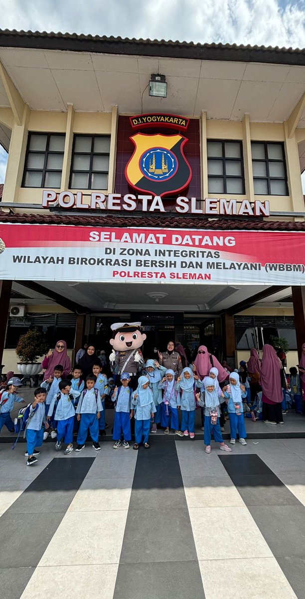 WaatsnN's tweet photo. Learning outside the classroom: Sleman Police office location with children 
.
.
*seketika cita² anak² jadi polisi* https://t.co/Bz6JUwrYzR