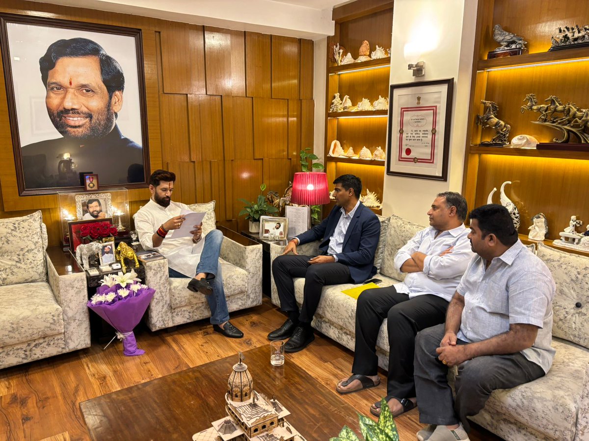 आज नई दिल्ली में TDP के माननीय सांसद Lavu Shri Krishna  Devarayalu ने पार्टी के राष्ट्रीय अध्यक्ष सह केंद्रीय मंत्री आदरणीय श्री <a href="/iChiragPaswan/">युवा बिहारी चिराग पासवान</a> जी से मुलाकात की।