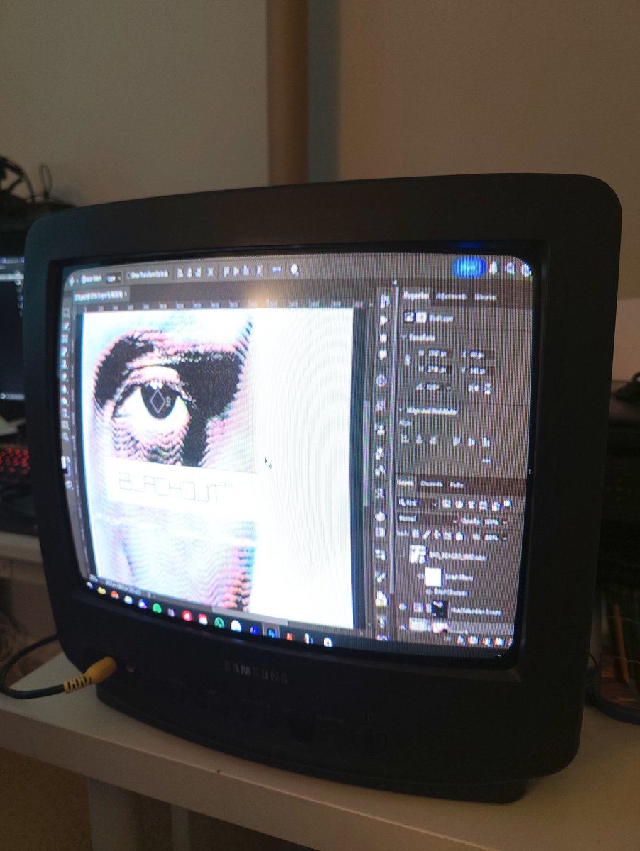 wrdmediafiles's tweet image. this is the screen i use for my graphic design