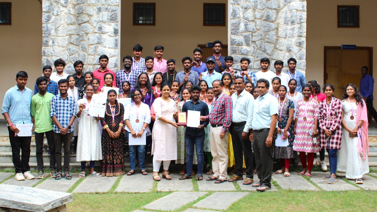 sr_university's tweet image. SRU's NSS Unit was honored for their exceptional teamwork in making the Warangal Historical Run &amp;amp; Ride a success. 
Certificates and medals were presented in the presence of esteemed university leaders. A true display of service and dedication!

#SRU #NSSUnit #TeamworkMatters