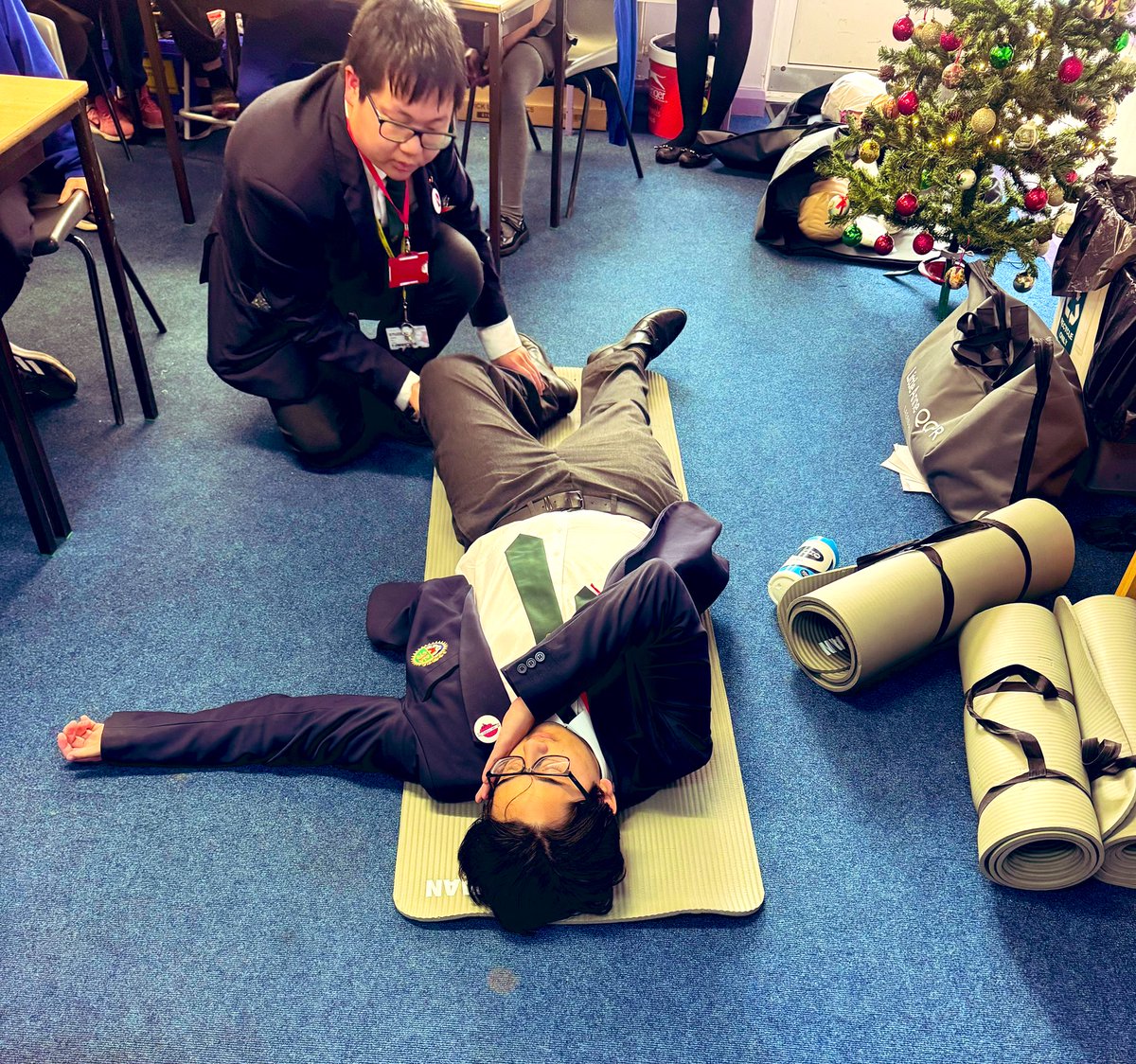 QMGS_CYM's tweet image. CYM Physical Health Team visited our local primary school,St Mary’s Mount.The class of Year 5’s learnt emergency life skills during the Basic First Aid workshop. Today’s session was delivered by Junze,Suleman,Kiera & supported by Sub Team Leader;Harman (All First Aid ⛑️ trained!)