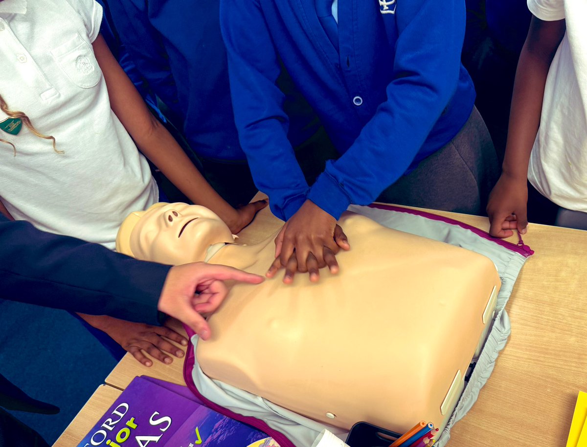 QMGS_CYM's tweet image. CYM Physical Health Team visited our local primary school,St Mary’s Mount.The class of Year 5’s learnt emergency life skills during the Basic First Aid workshop. Today’s session was delivered by Junze,Suleman,Kiera & supported by Sub Team Leader;Harman (All First Aid ⛑️ trained!)