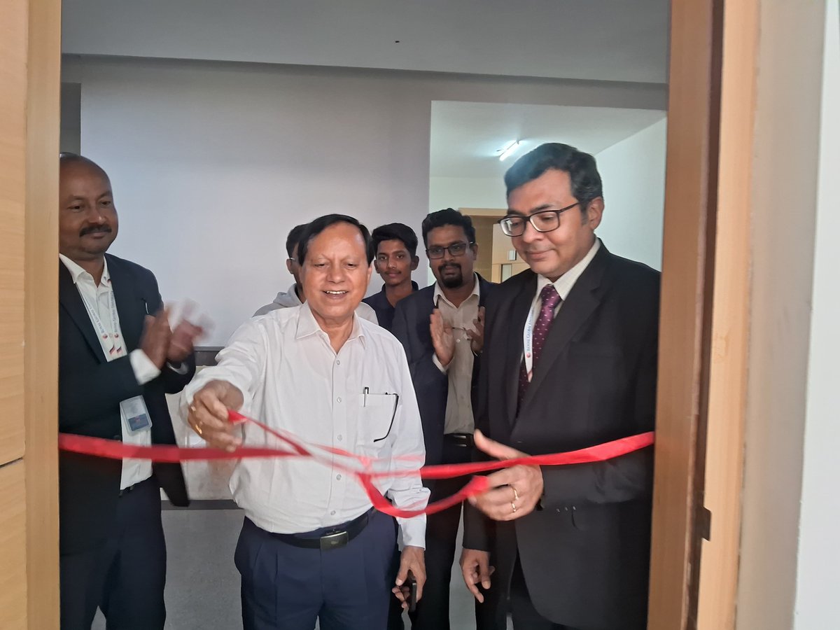 RoyalGlobal_Uni's tweet image. A Computer Lab exclusively for students of Royal School of Pharmacy was inaugurated by Prof. Ankur Ganguly, Dean-Academics, and Prof. L.K. Nath, Dean, Royal School of Pharmacy, today.

#computerlab #pharmacy #UGC #AICTE_INDIA #aiupdates