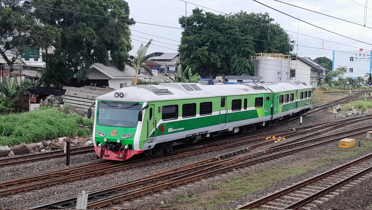 wira1517's tweet photo. K.A/KLB Keris (Kereta Istimewa) memasuki Depo Lokomotif Cipinang.
#fotosepur 
#keretaapi 
#keretaapikita 
#sepur 
#kai121_ 
@argothrottle 
@jurnalrailfans 
@AnkerTwiter 
@GM_MarKA 
@txttransportasi https://t.co/XEK7QCZhVC