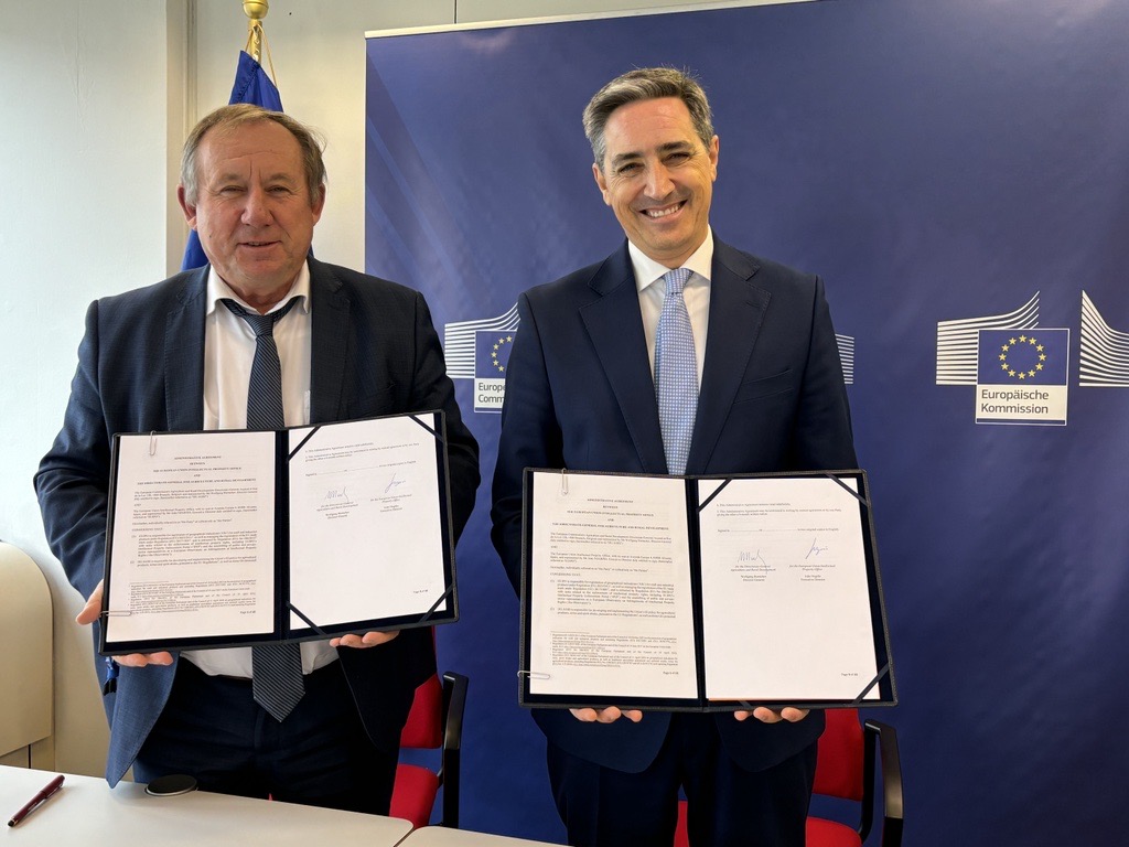 Brigitte Misonne (@brigittemisonne) on Twitter photo 🇪🇺<a href="/EUAgri/">EU Agriculture🌱</a>🤝<a href="/EU_IPO/">European Union Intellectual Property Office</a> une coopération renforcée! ✍️DG W. Burtscher et le Directeur Exécutif J. Negrão ont signé un accord pour plus de données en ligne sur les IGs 🔹 plus de protection et de mise en oeuvre 🔹 plus de communication 🇪🇺<a href="/EUAgri/">EU Agriculture🌱</a>🤝<a href="/EU_IPO/">European Union Intellectual Property Office</a> une coopération renforcée! ✍️DG W. Burtscher et le Directeur Exécutif J. Negrão ont signé un accord pour plus de données en ligne sur les IGs 🔹 plus de protection et de mise en oeuvre 🔹 plus de communication